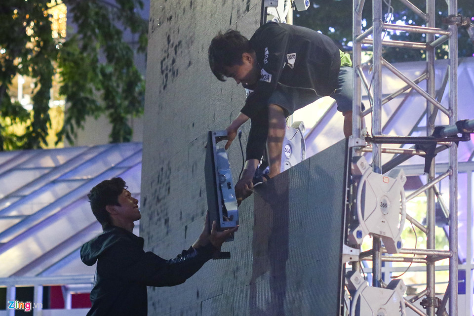 Nhiều người chờ đến khuya để xin hoa đêm bế mạc đường hoa Nguyễn Huệ